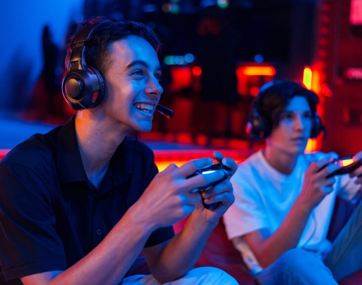 best platform for gamers gaming community comparison esports news platforms Discord gaming features eTrueGames forum rewards real-time voice chat for gamers gaming forums vs voice chat eTrueGames daily code drops Discord server customization esports watch parties Discord mobile gaming community platforms